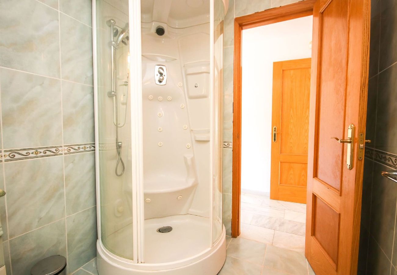 Casa adosada en Mijas Costa - Casa adosada de cuatro dormitorios en Benalmádena con barbacoa