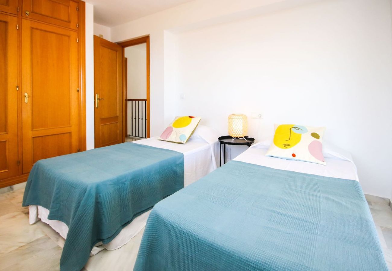 Casa adosada en Mijas Costa - Casa adosada de cuatro dormitorios en Benalmádena con barbacoa