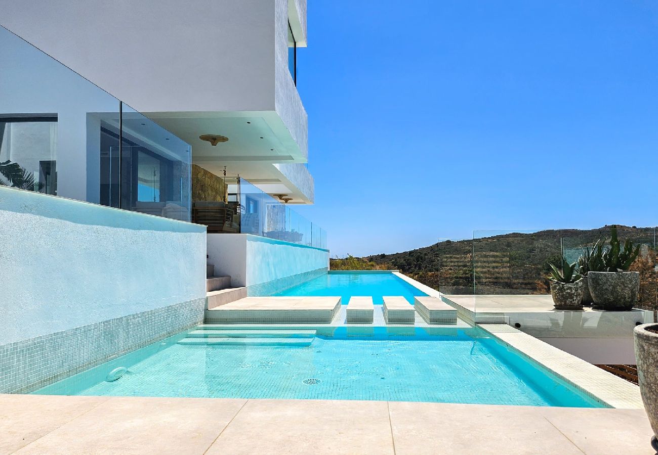 Villa en La Cala de Mijas - Villa elegante con piscina privada y gimnasio al aire libre