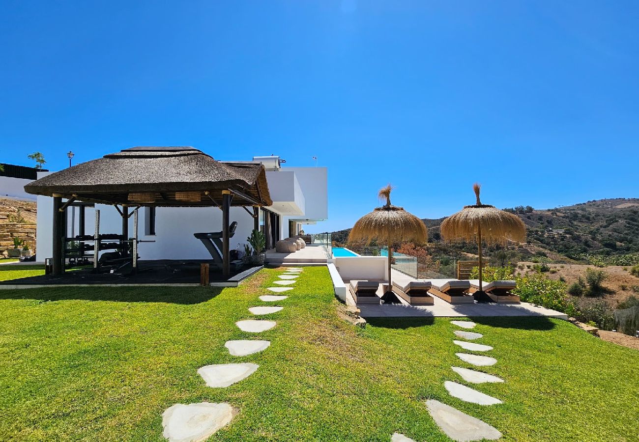 Villa en La Cala de Mijas - Villa elegante con piscina privada y gimnasio al aire libre