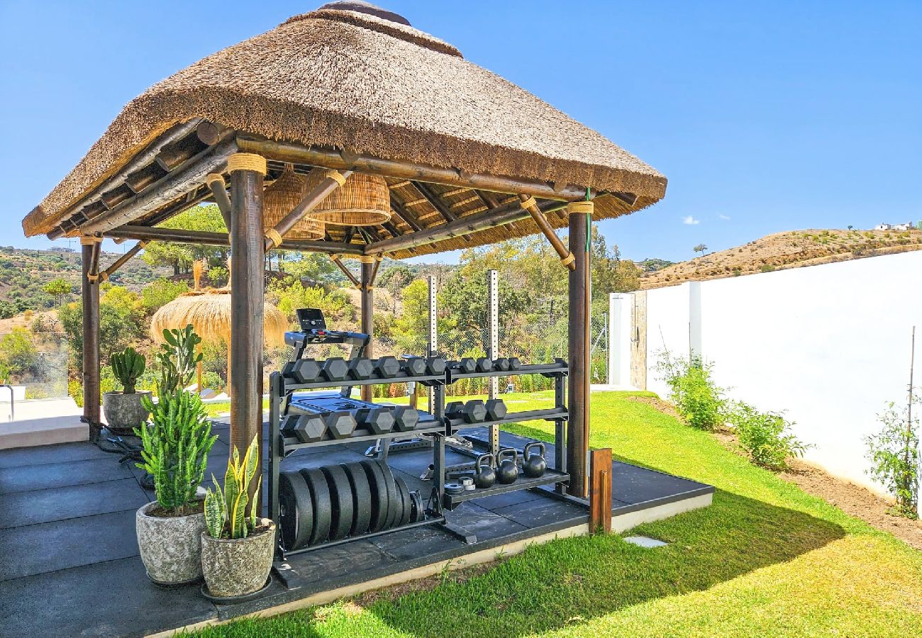 Villa en La Cala de Mijas - Villa elegante con piscina privada y gimnasio al aire libre