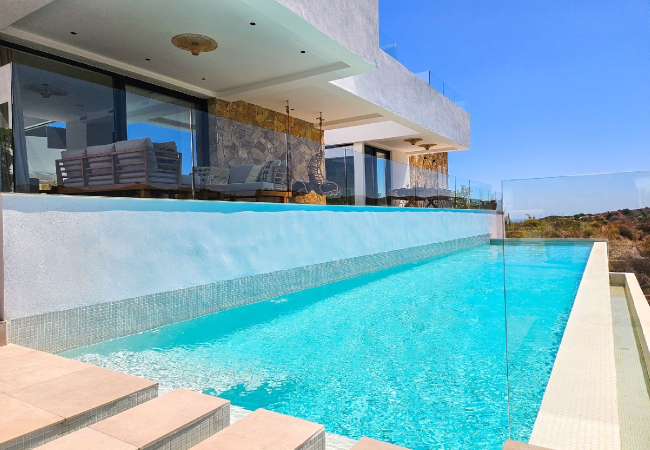 Villa en La Cala de Mijas - Villa elegante con piscina privada y gimnasio al aire libre