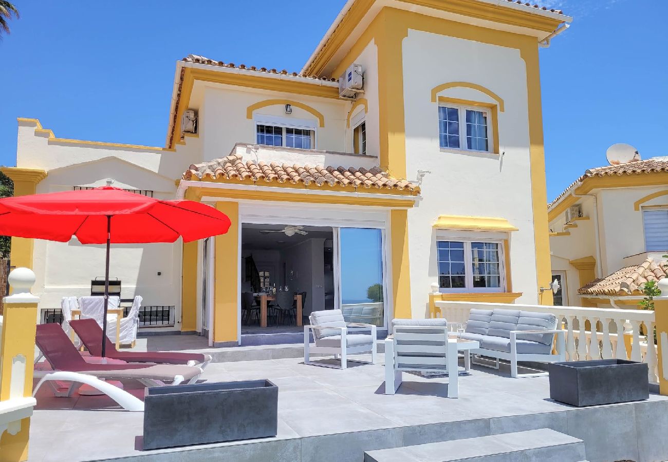 Villa en Mijas Costa - Chalet de 3 dormitorios - piscina compartida @ Jardines de la Suerte