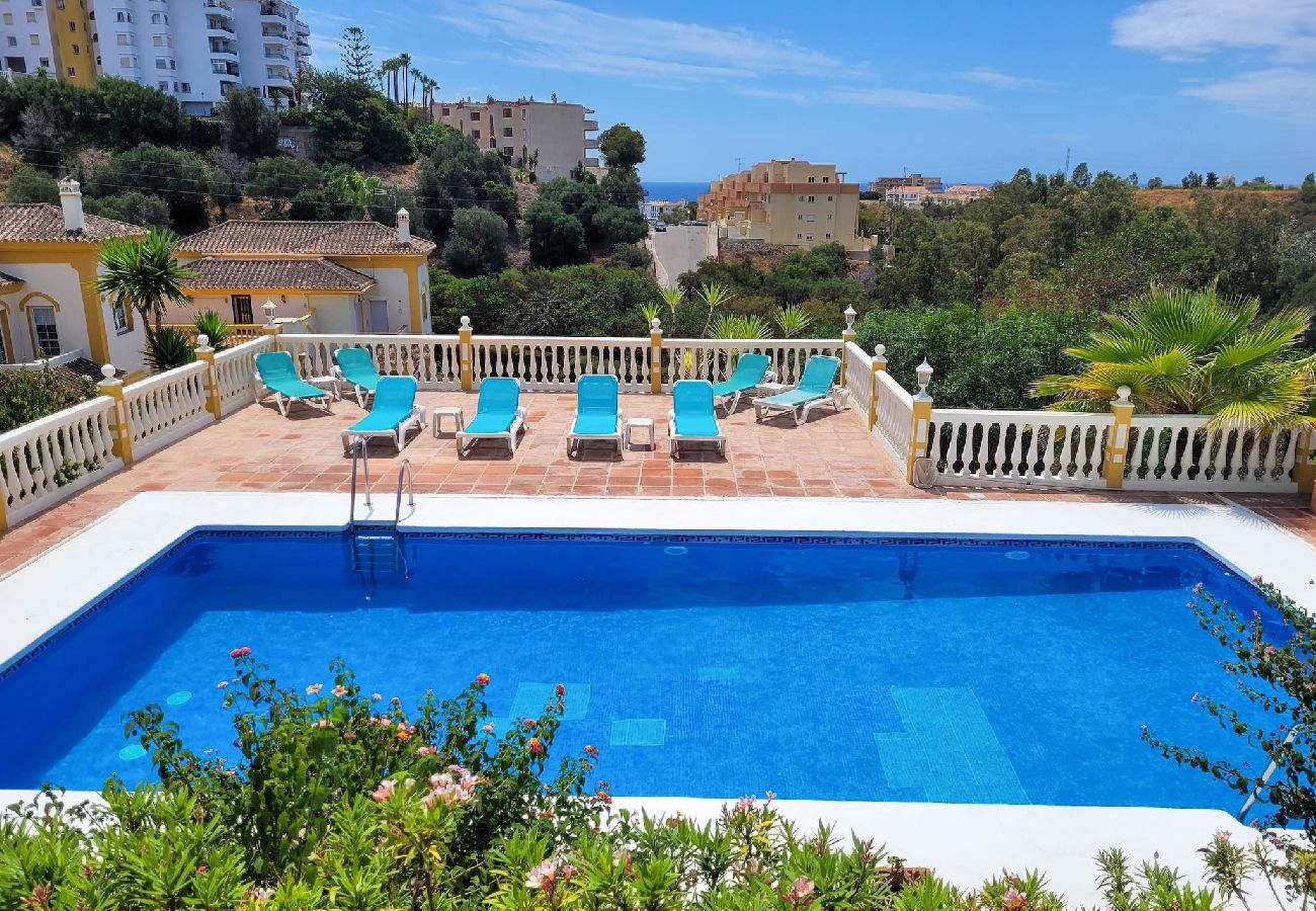 Villa en Mijas Costa - Chalet de 3 dormitorios - piscina compartida @ Jardines de la Suerte
