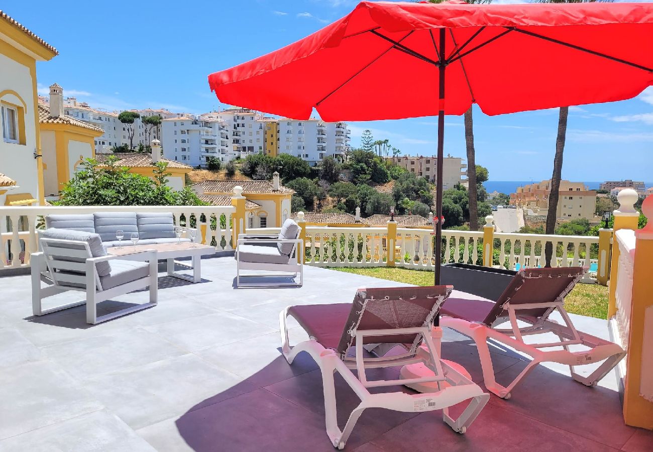 Villa en Mijas Costa - Chalet de 3 dormitorios - piscina compartida @ Jardines de la Suerte