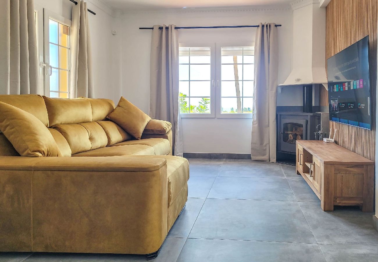 Villa en Mijas Costa - Chalet de 3 dormitorios - piscina compartida @ Jardines de la Suerte