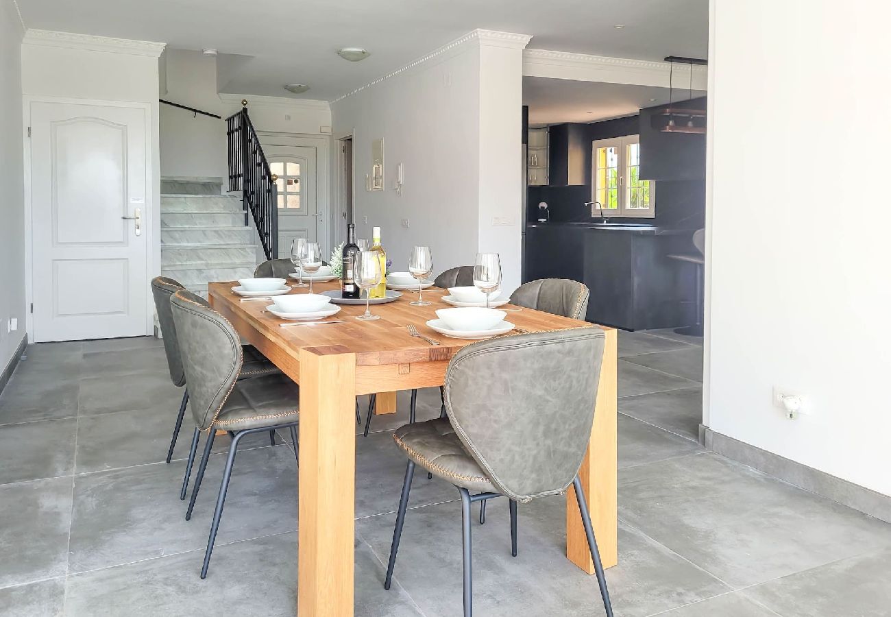 Villa en Mijas Costa - Chalet de 3 dormitorios - piscina compartida @ Jardines de la Suerte