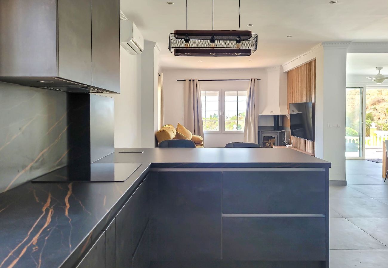 Villa en Mijas Costa - Chalet de 3 dormitorios - piscina compartida @ Jardines de la Suerte