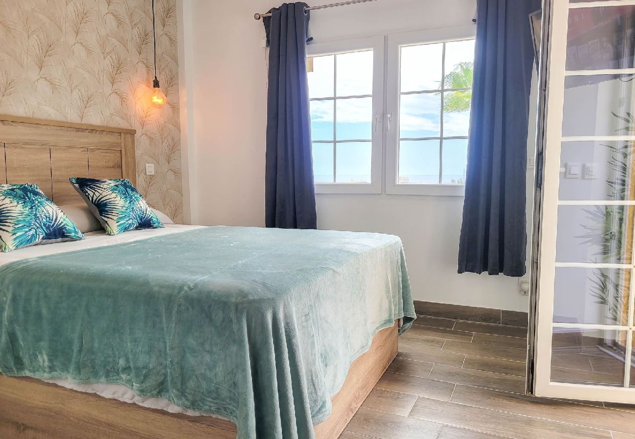 Villa en Mijas Costa - Chalet de 3 dormitorios - piscina compartida @ Jardines de la Suerte