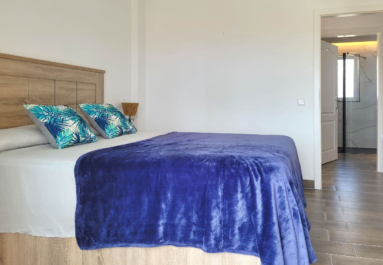 Villa en Mijas Costa - Chalet de 3 dormitorios - piscina compartida @ Jardines de la Suerte