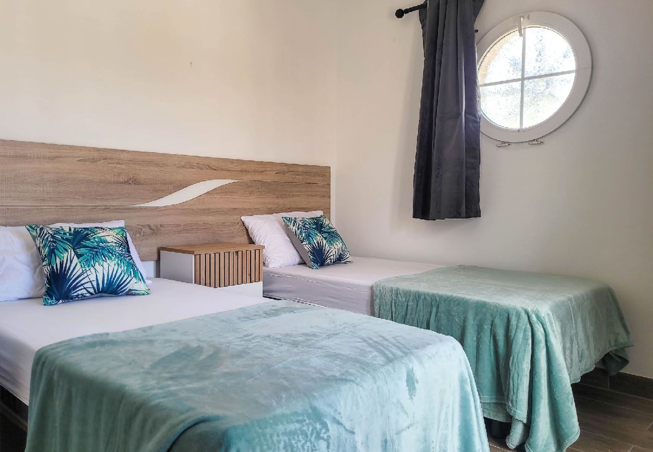 Villa en Mijas Costa - Chalet de 3 dormitorios - piscina compartida @ Jardines de la Suerte