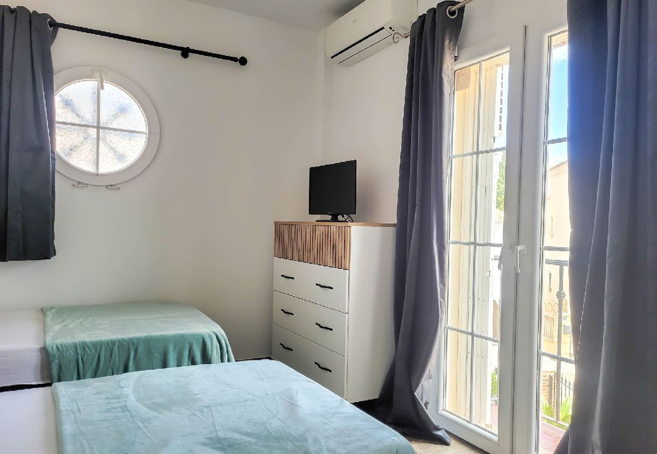 Villa en Mijas Costa - Chalet de 3 dormitorios - piscina compartida @ Jardines de la Suerte