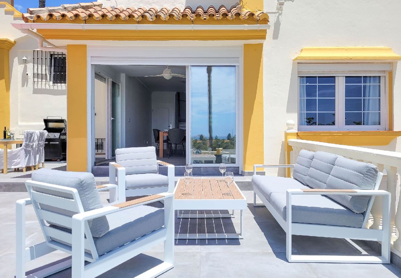 Villa en Mijas Costa - Chalet de 3 dormitorios - piscina compartida @ Jardines de la Suerte