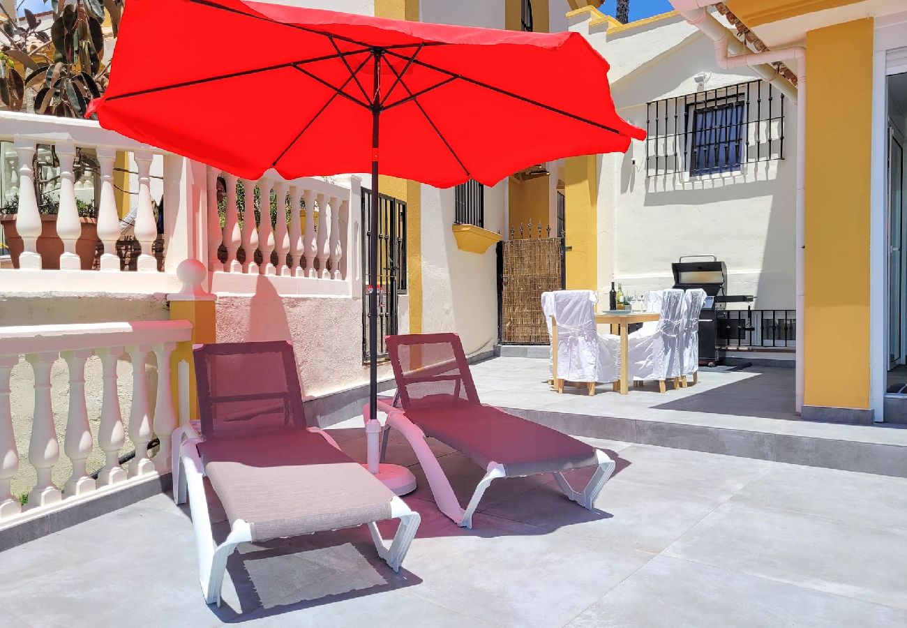 Villa en Mijas Costa - Chalet de 3 dormitorios - piscina compartida @ Jardines de la Suerte