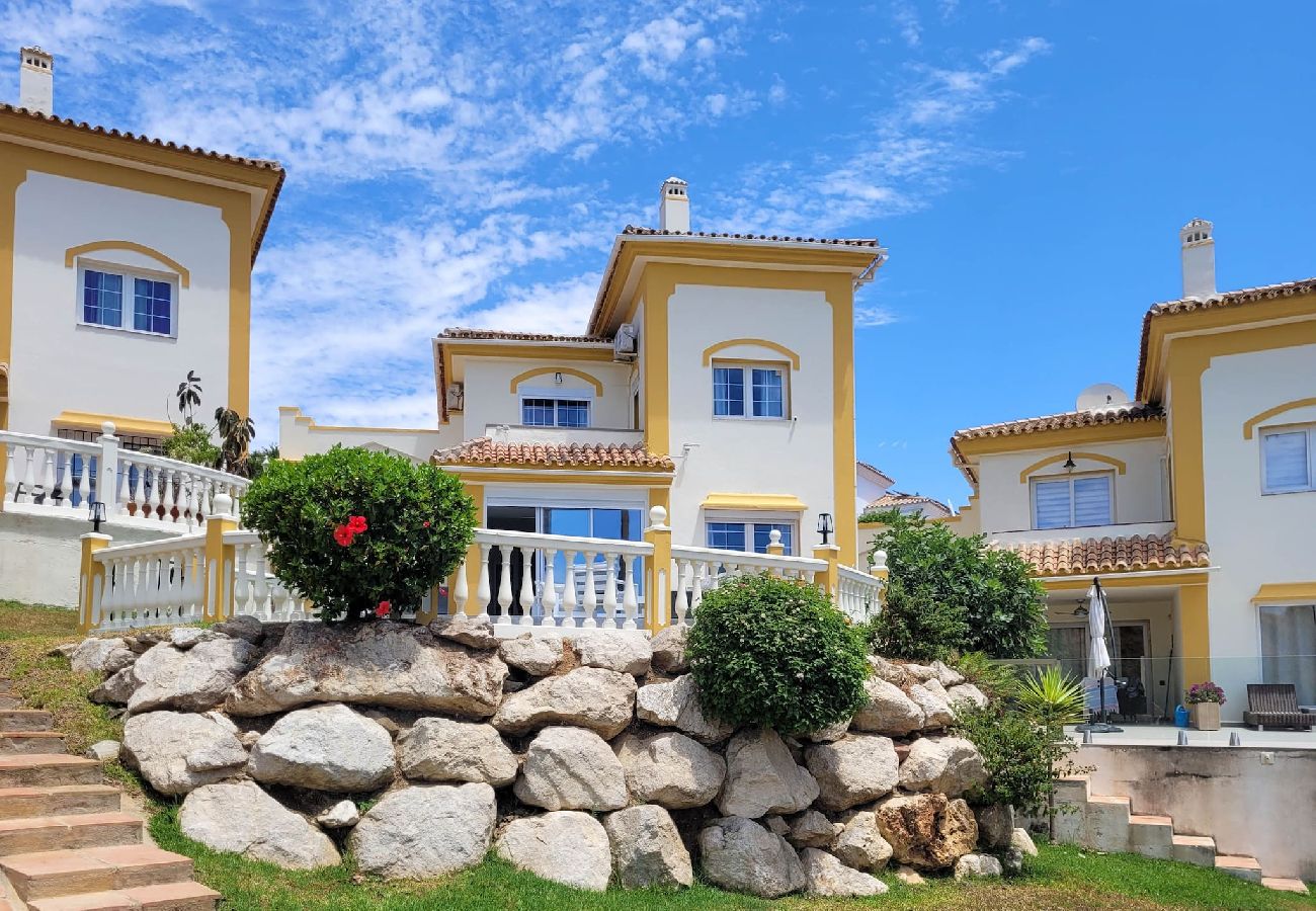 Villa en Mijas Costa - Chalet de 3 dormitorios - piscina compartida @ Jardines de la Suerte