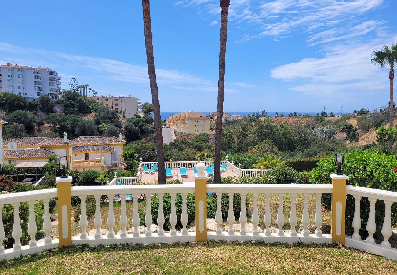Villa en Mijas Costa - Chalet de 3 dormitorios - piscina compartida @ Jardines de la Suerte