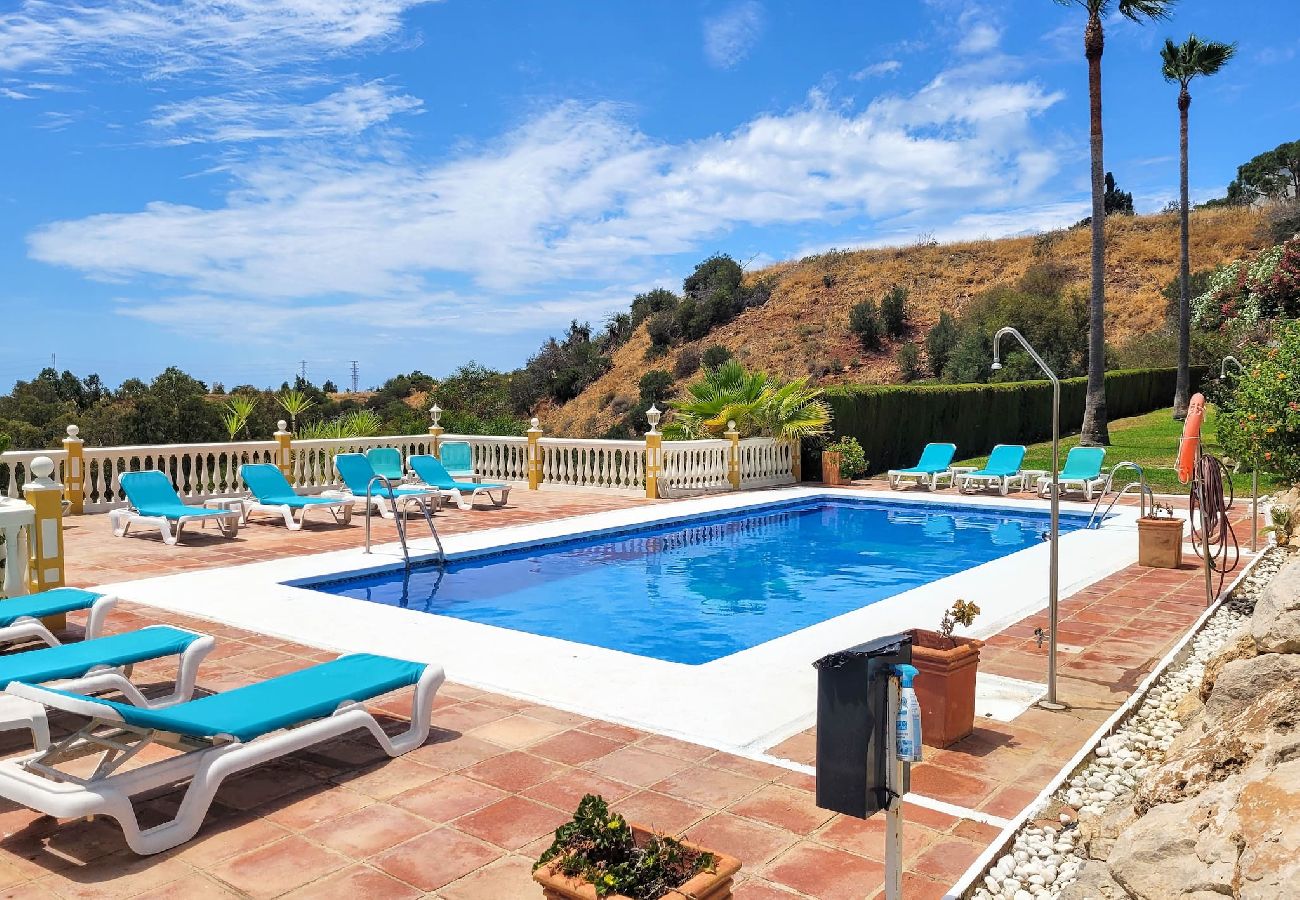 Villa en Mijas Costa - Chalet de 3 dormitorios - piscina compartida @ Jardines de la Suerte
