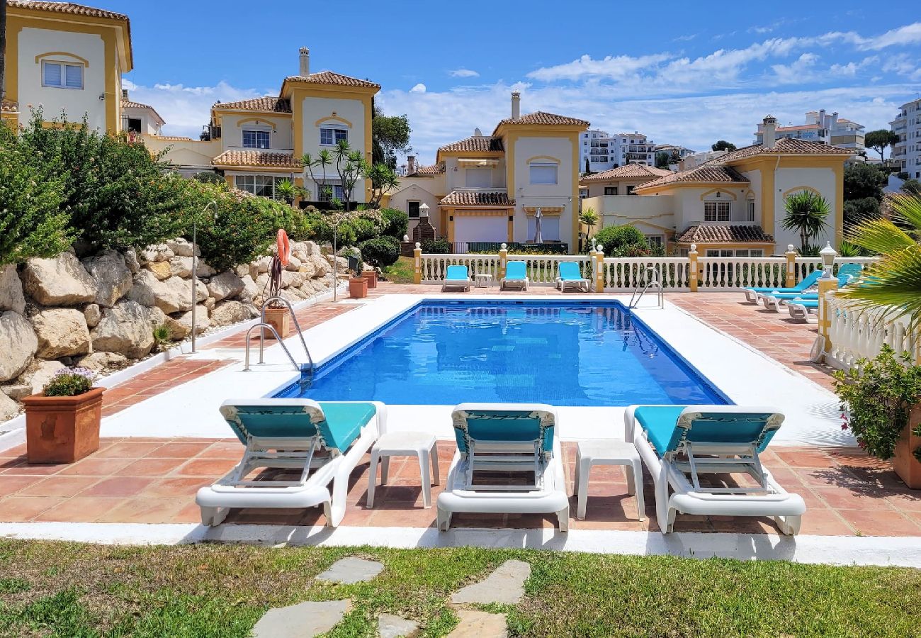 Villa en Mijas Costa - Chalet de 3 dormitorios - piscina compartida @ Jardines de la Suerte