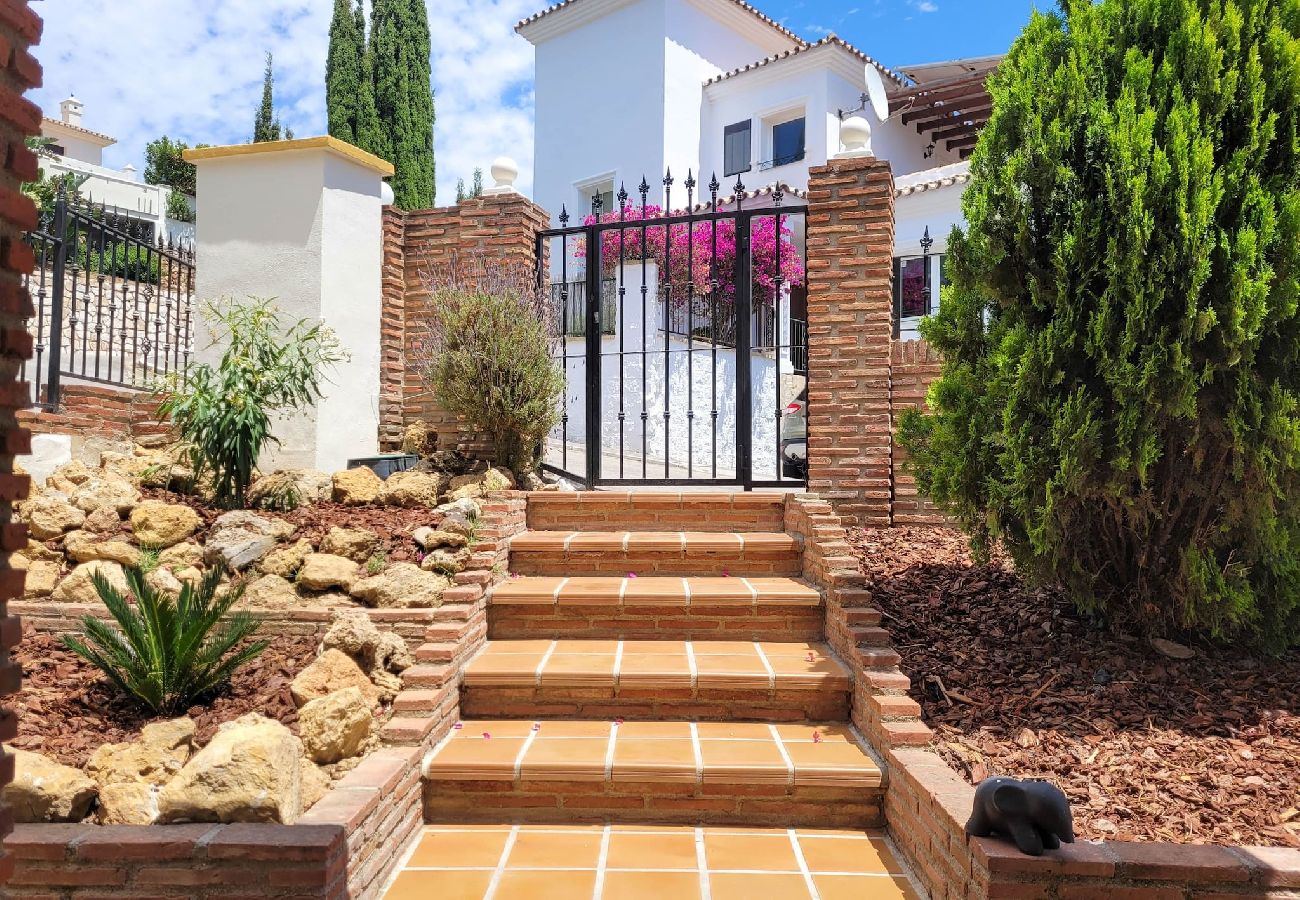 Villa en Mijas Costa - Chalet de 3 dormitorios - piscina compartida @ Jardines de la Suerte