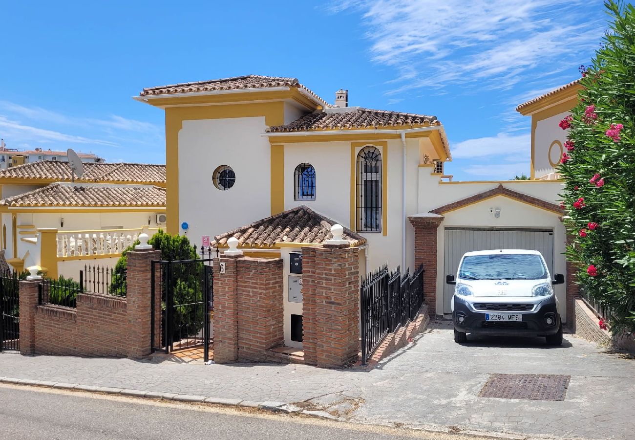 Villa en Mijas Costa - Chalet de 3 dormitorios - piscina compartida @ Jardines de la Suerte