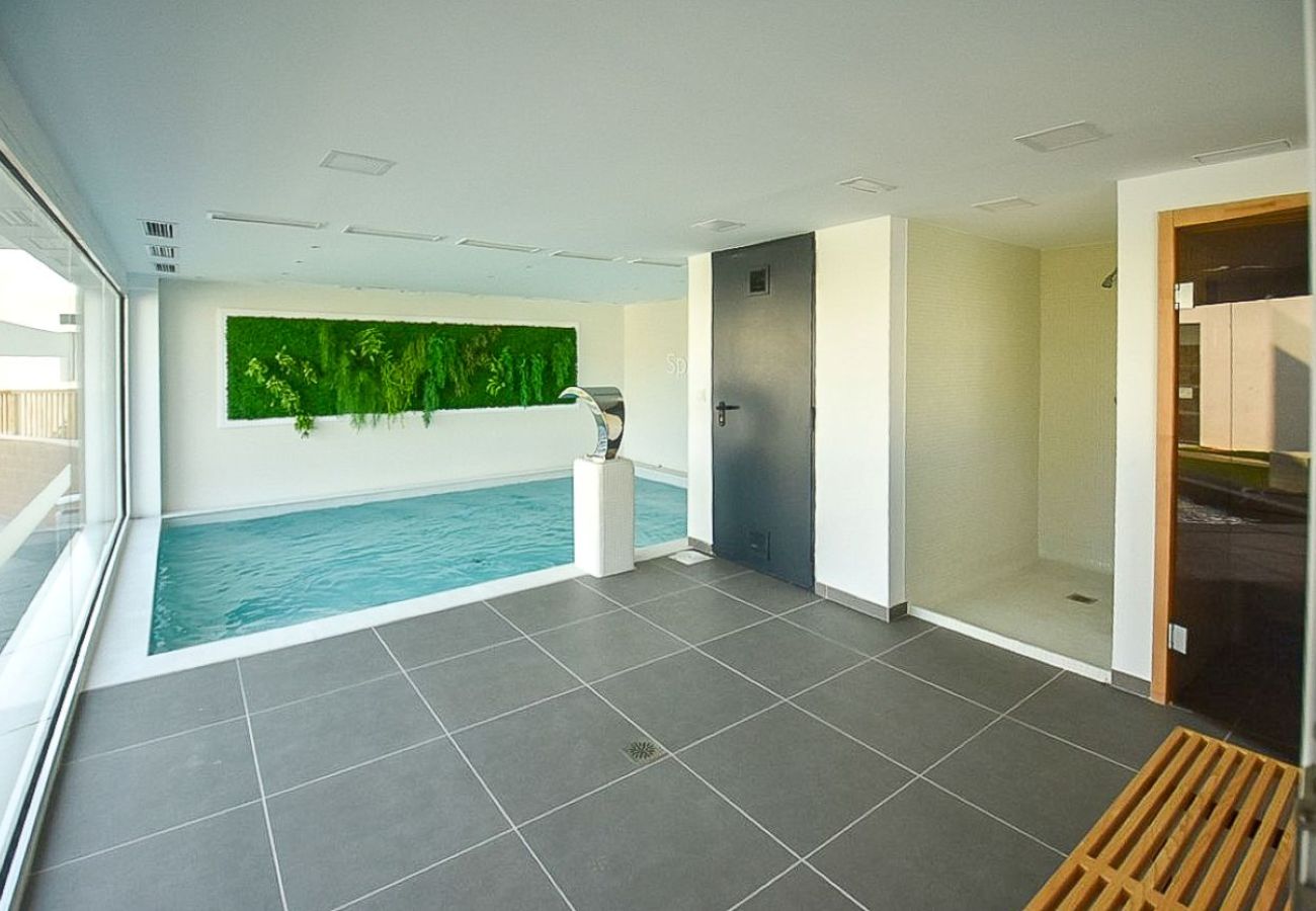 Apartamento en La Cala de Mijas - Moderno apartamento de 3 dormitorios con jardín junto a la piscina Casa Banderas