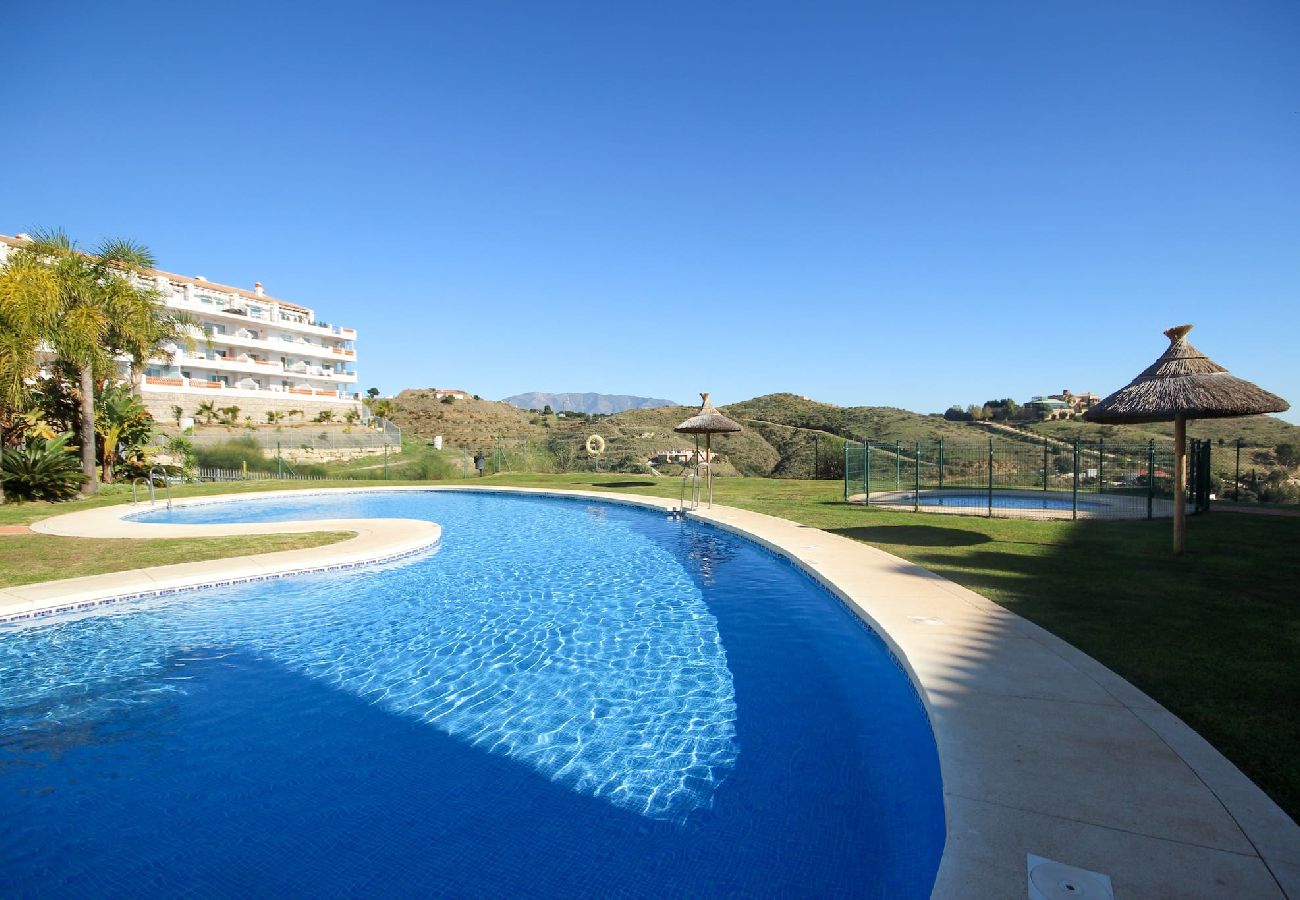 Apartamento en Mijas Costa - Amplio Ático con Vistas Panorámicas