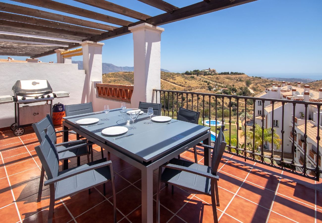 Apartamento en Mijas Costa - Amplio Ático con Vistas Panorámicas