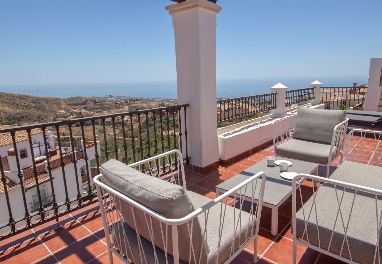 Apartamento en Mijas Costa - Amplio Ático con Vistas Panorámicas