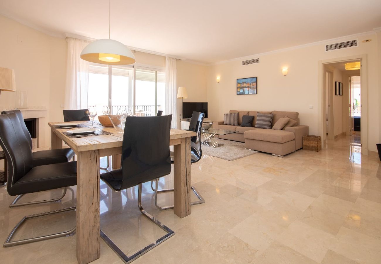 Apartamento en Mijas Costa - Amplio Ático con Vistas Panorámicas