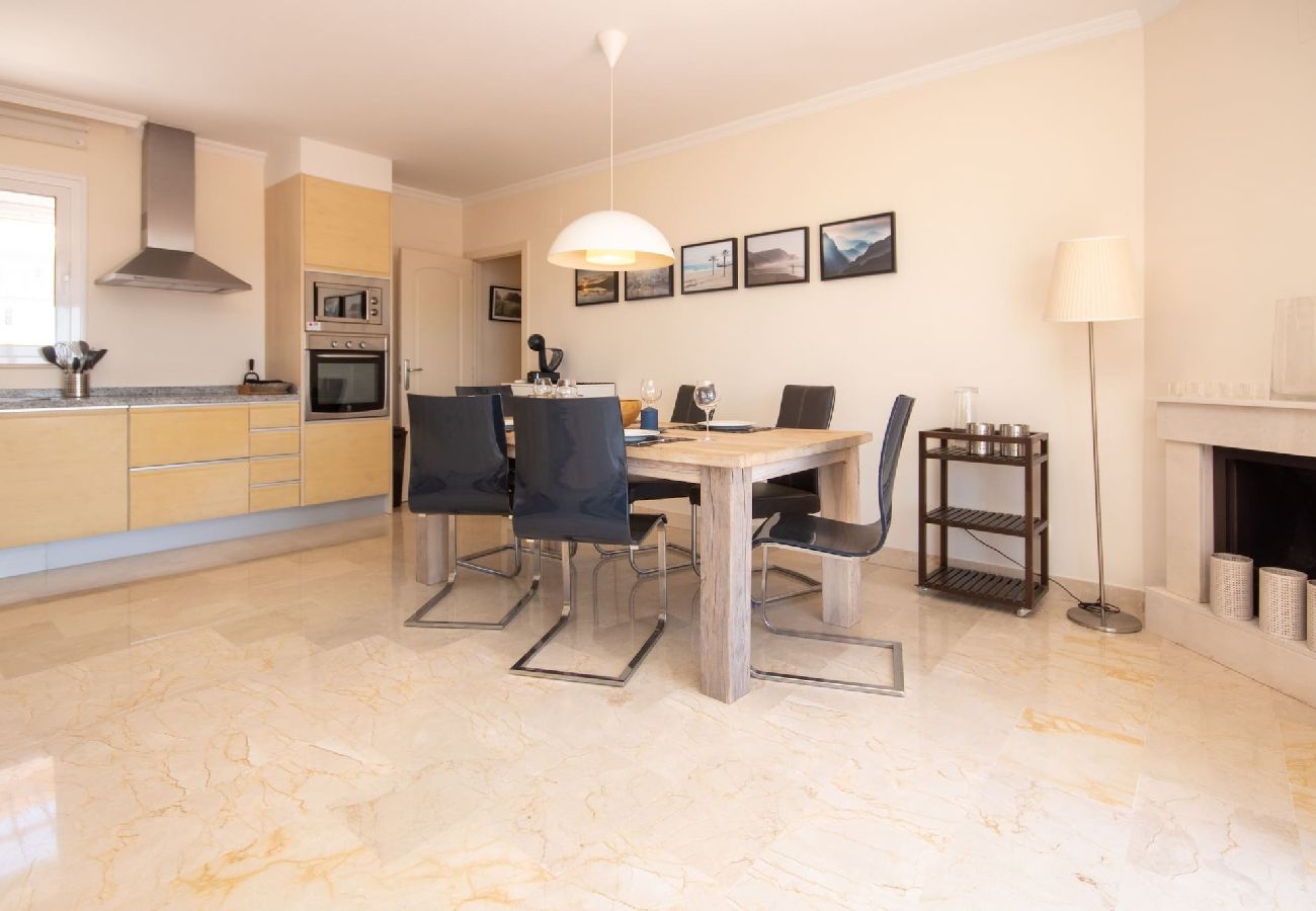 Apartamento en Mijas Costa - Amplio Ático con Vistas Panorámicas