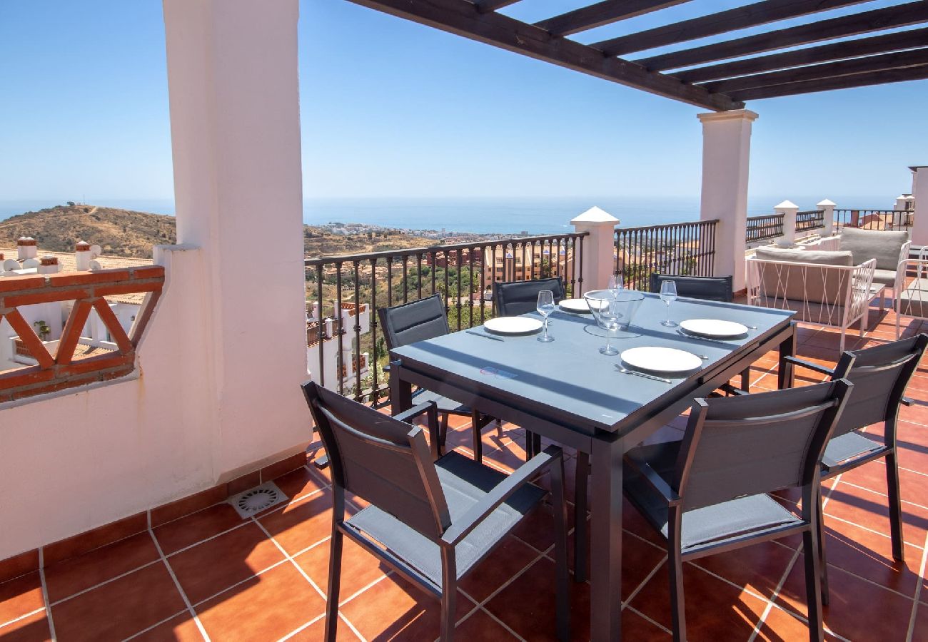 Apartamento en Mijas Costa - Amplio Ático con Vistas Panorámicas