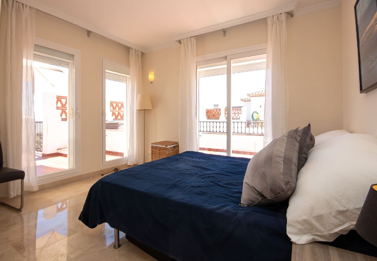 Apartamento en Mijas Costa - Amplio Ático con Vistas Panorámicas