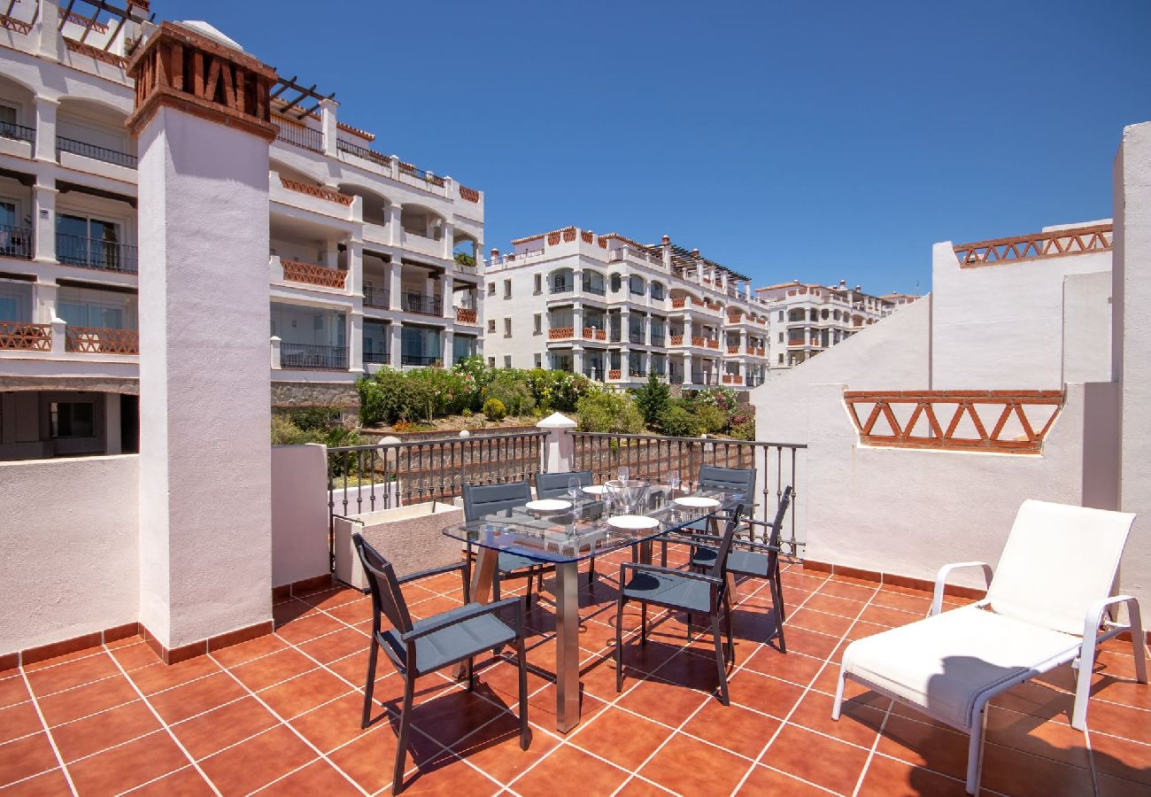 Apartamento en Mijas Costa - Amplio Ático con Vistas Panorámicas