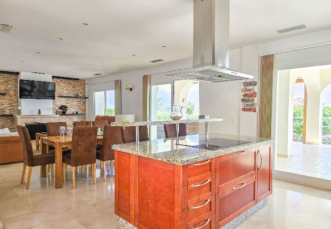 Villa en Mijas Costa - Hermosa villa de 5 dormitorios con piscina Villa en Mijas Costa - Hermosa villa de 5 dormitorios con piscina