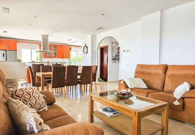 Villa en Mijas Costa - Hermosa villa de 5 dormitorios con piscina Villa en Mijas Costa - Hermosa villa de 5 dormitorios con piscina