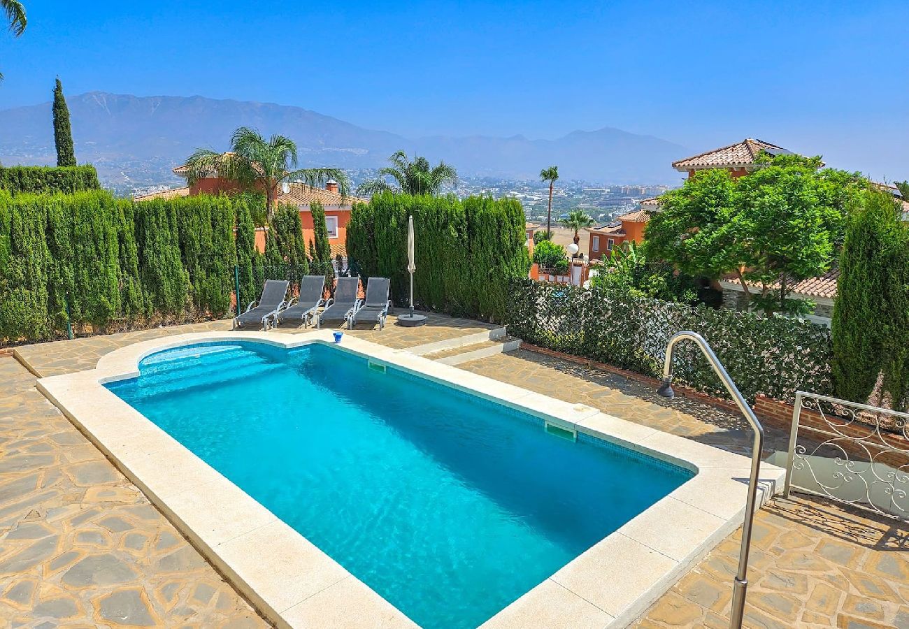 Villa en Mijas Costa - Hermosa villa de 5 dormitorios con piscina