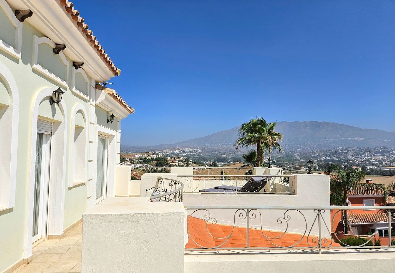 Villa en Mijas Costa - Hermosa villa de 5 dormitorios con piscina