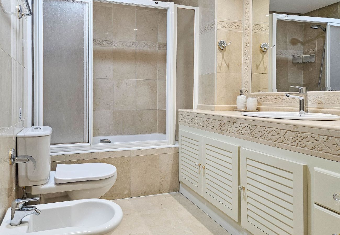 Apartamento en Benalmádena - Propiedad en primera línea de playa en el puerto deportivo de Benalmádena