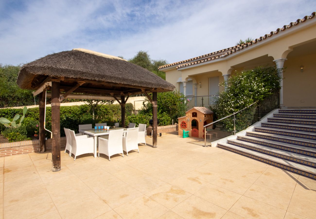 Villa en Marbella - Villa de cuatro dormitorios con piscina privada Las Chapas a 80 metros de la playa