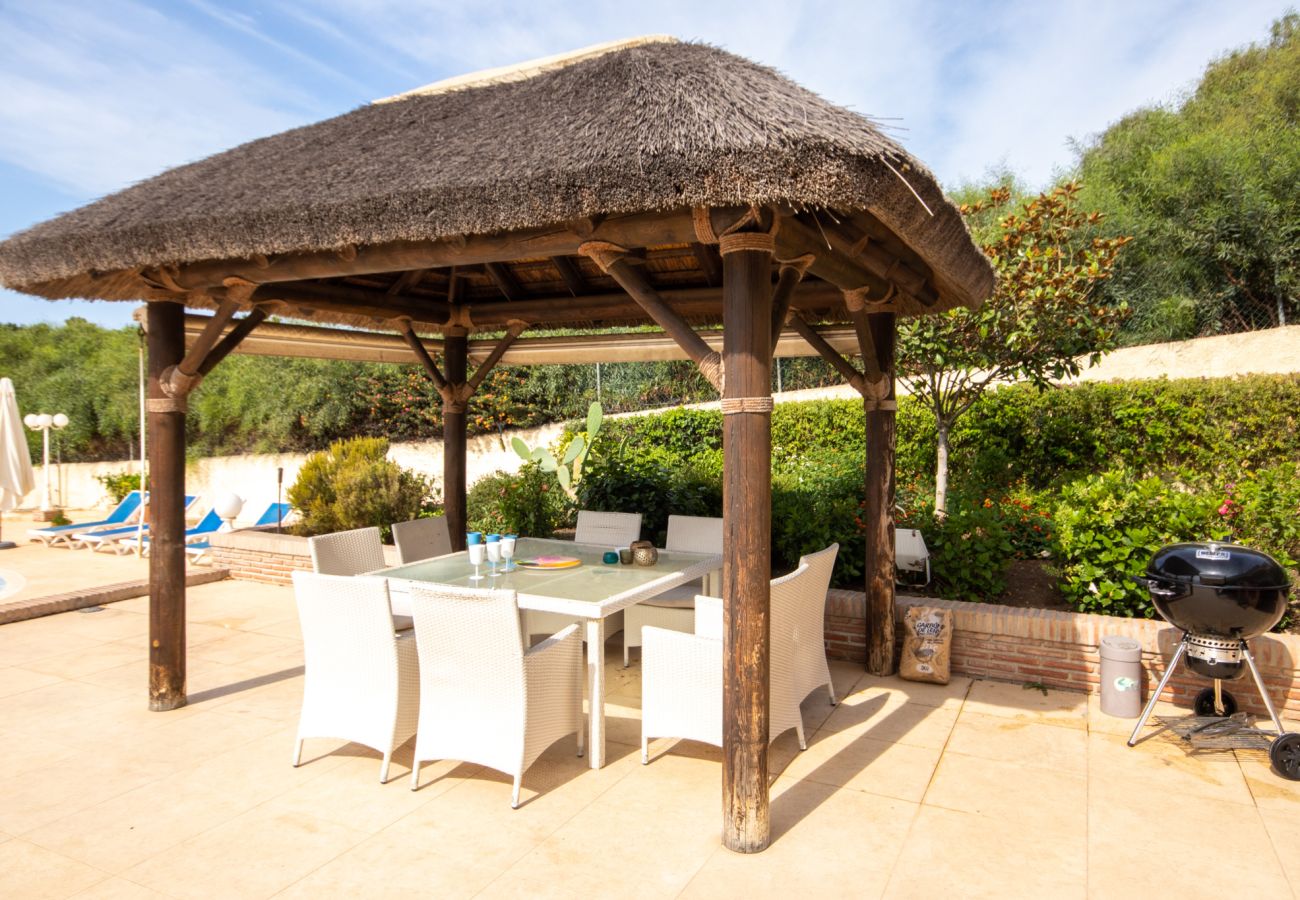 Villa en Marbella - Villa de cuatro dormitorios con piscina privada Las Chapas a 80 metros de la playa