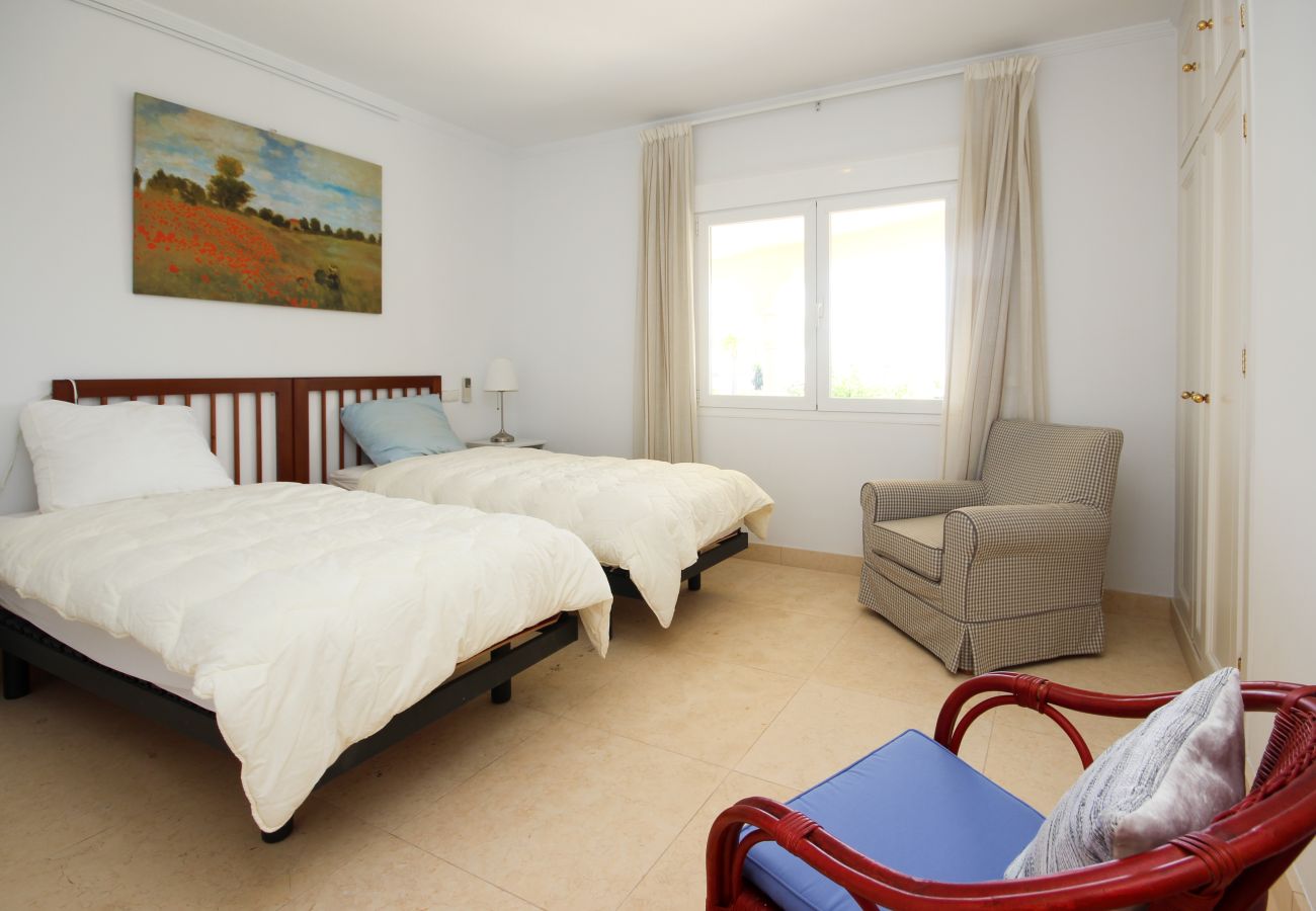 Villa en Marbella - Villa de cuatro dormitorios con piscina privada Las Chapas a 80 metros de la playa