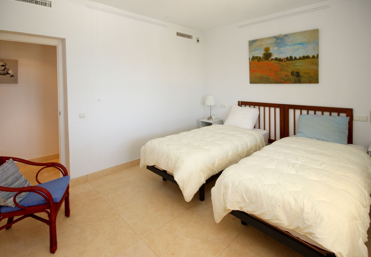 Villa en Marbella - Villa de cuatro dormitorios con piscina privada Las Chapas a 80 metros de la playa