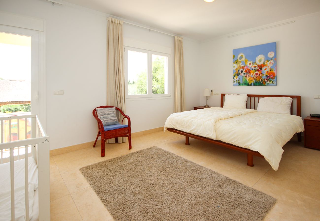 Villa en Marbella - Villa de cuatro dormitorios con piscina privada Las Chapas a 80 metros de la playa