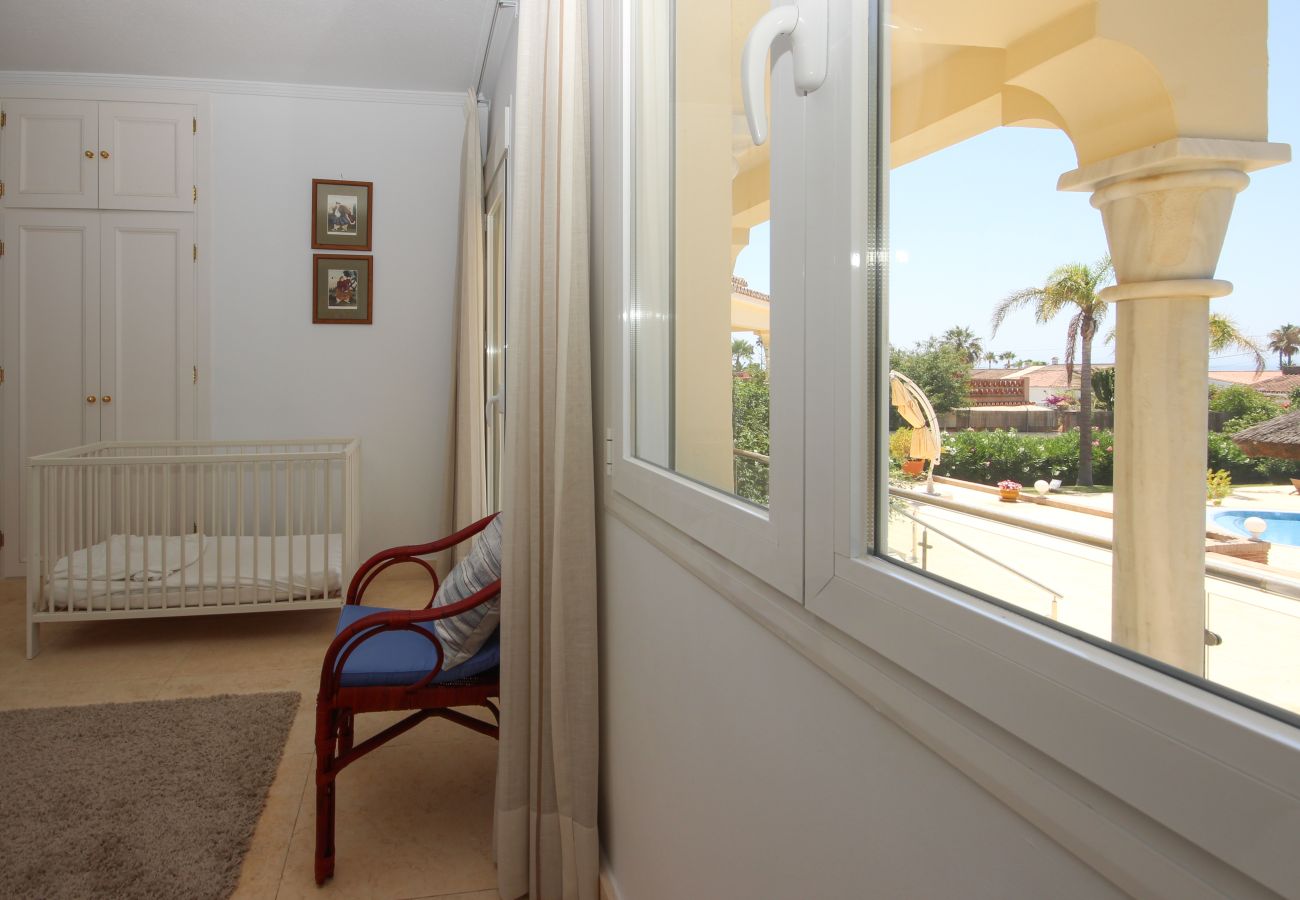 Villa en Marbella - Villa de cuatro dormitorios con piscina privada Las Chapas a 80 metros de la playa