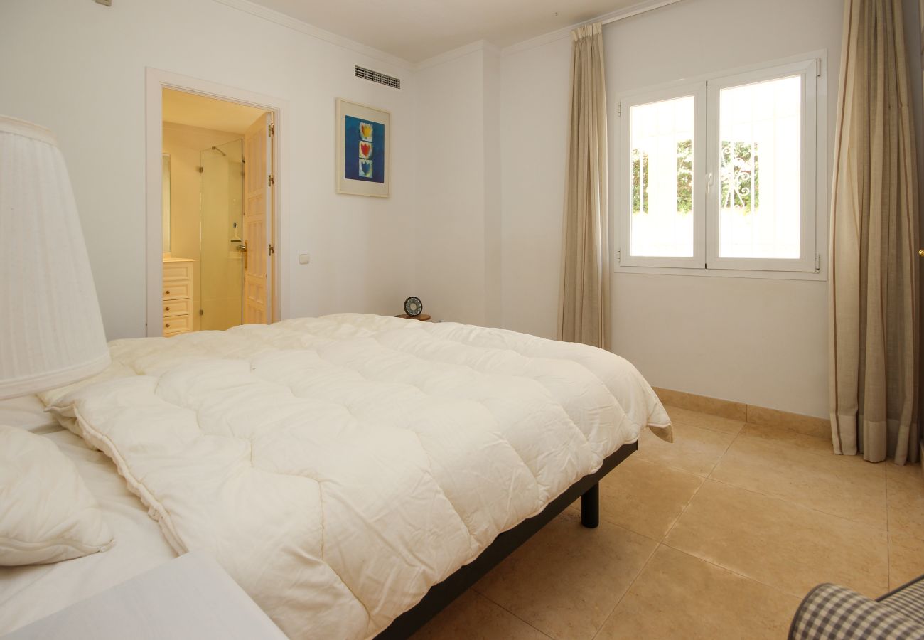 Villa en Marbella - Villa de cuatro dormitorios con piscina privada Las Chapas a 80 metros de la playa