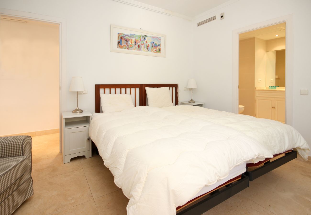 Villa en Marbella - Villa de cuatro dormitorios con piscina privada Las Chapas a 80 metros de la playa