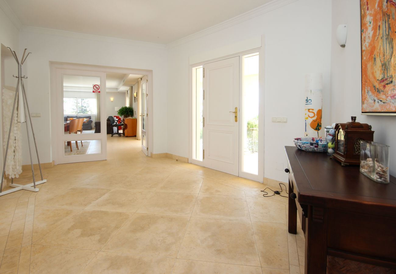 Villa en Marbella - Villa de cuatro dormitorios con piscina privada Las Chapas a 80 metros de la playa
