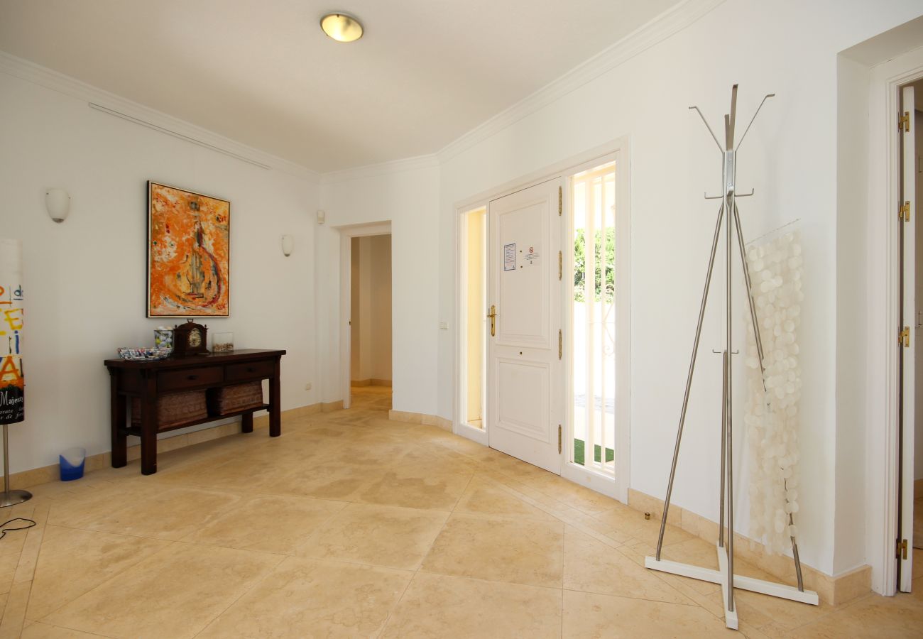Villa en Marbella - Villa de cuatro dormitorios con piscina privada Las Chapas a 80 metros de la playa