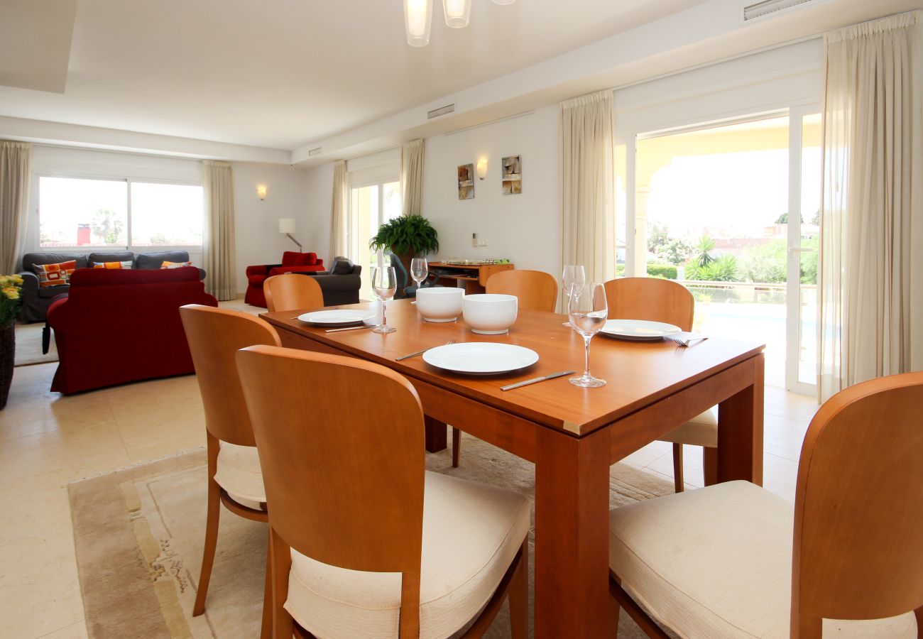Villa en Marbella - Villa de cuatro dormitorios con piscina privada Las Chapas a 80 metros de la playa