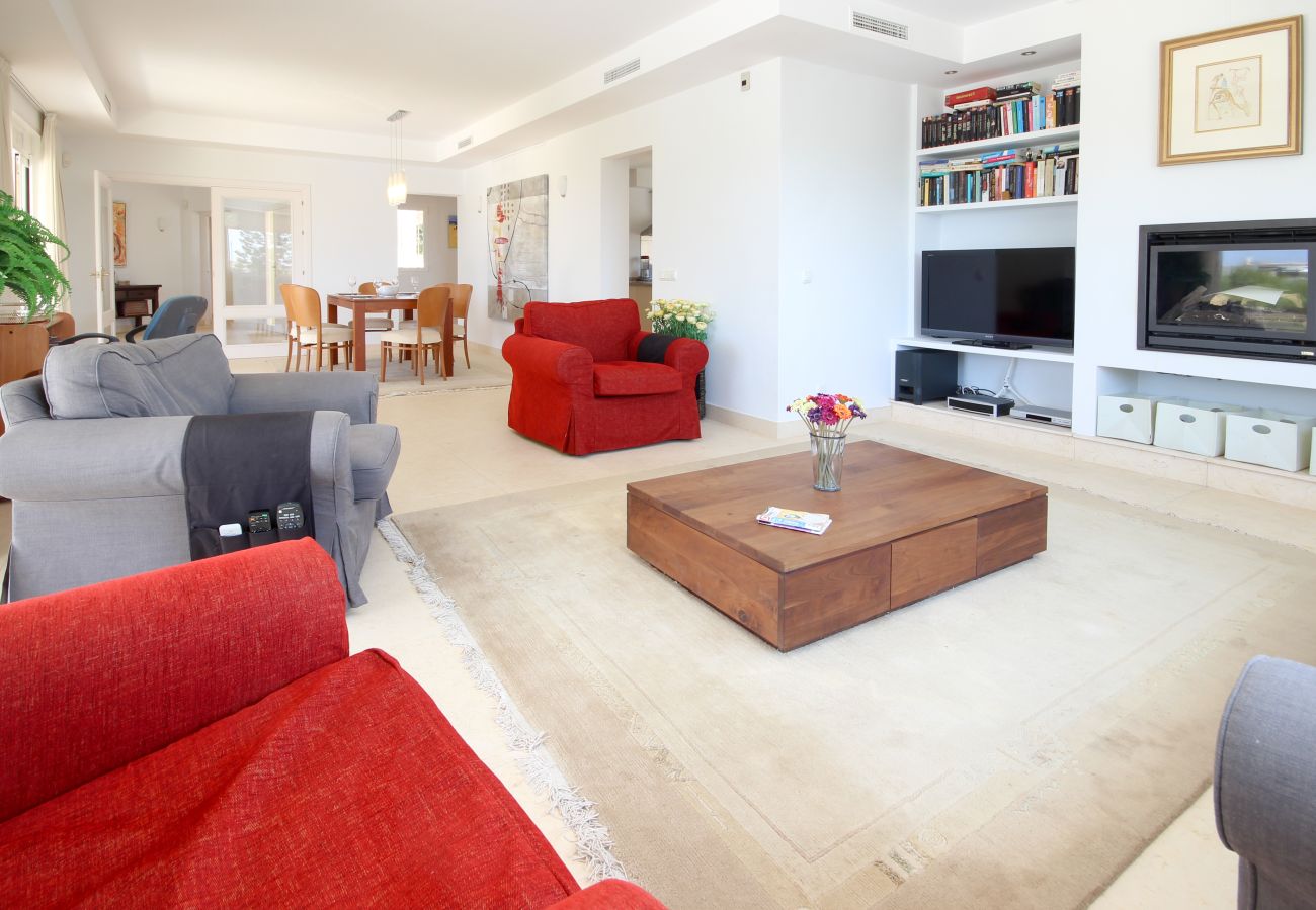 Villa en Marbella - Villa de cuatro dormitorios con piscina privada Las Chapas a 80 metros de la playa